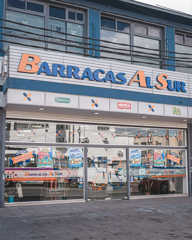 La fachada del local de Barracas al Sur en Lanús, con el cartel de la marca y las vidrieras