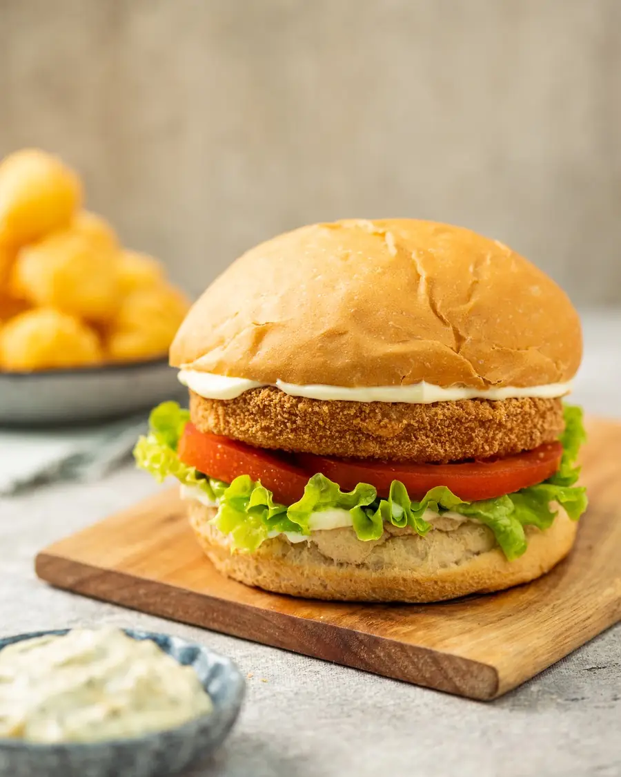 Un medallón de pollo BAS Frost en un pan de hamburguesa con lechuga y tomate