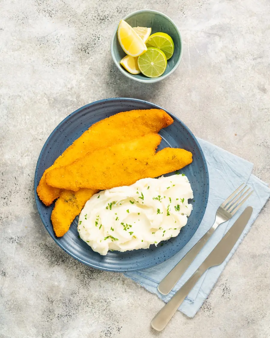 Milanesas de merluza BAS Frost con puré en un plato azul